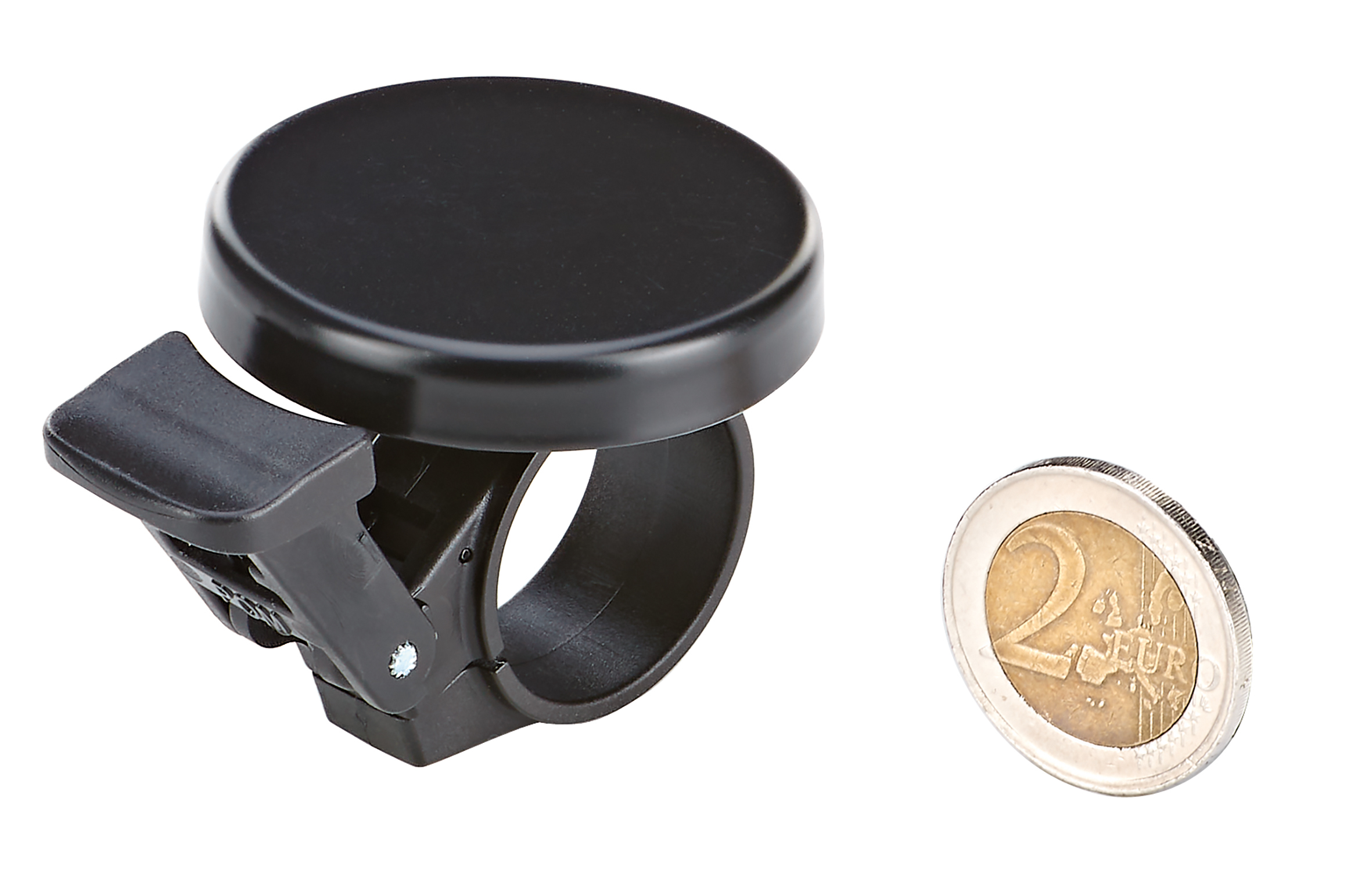 Eine schwarze Fahrradklingel, befestigt an einem schwarzen Ring, mit einer Zwei-Euro-Münze als Maßstab.