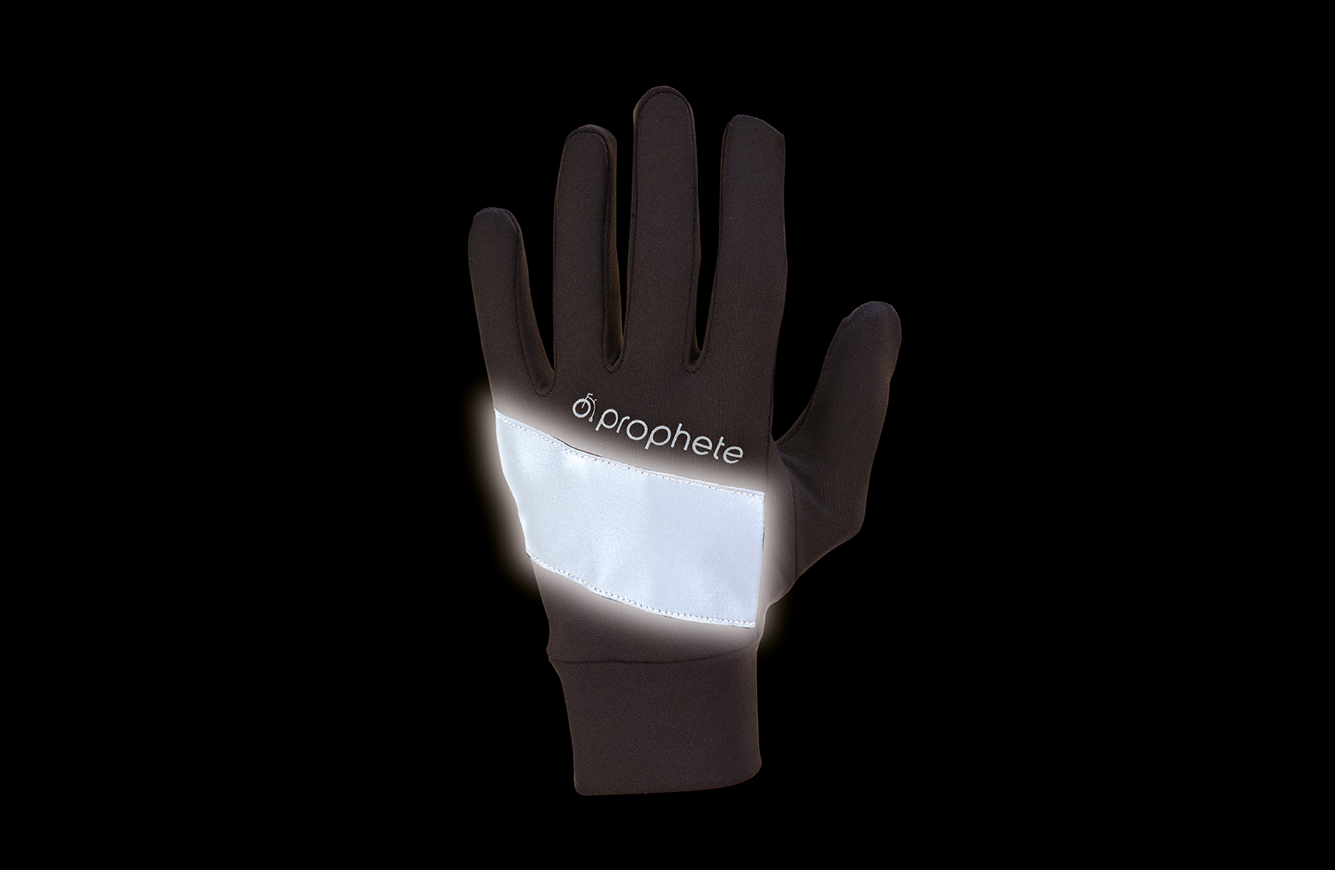 Ein schwarzer, reflektierender Handschuh mit einem weißen, reflektierenden Streifen. Der Handschuh ist auf schwarzem Hintergrund.