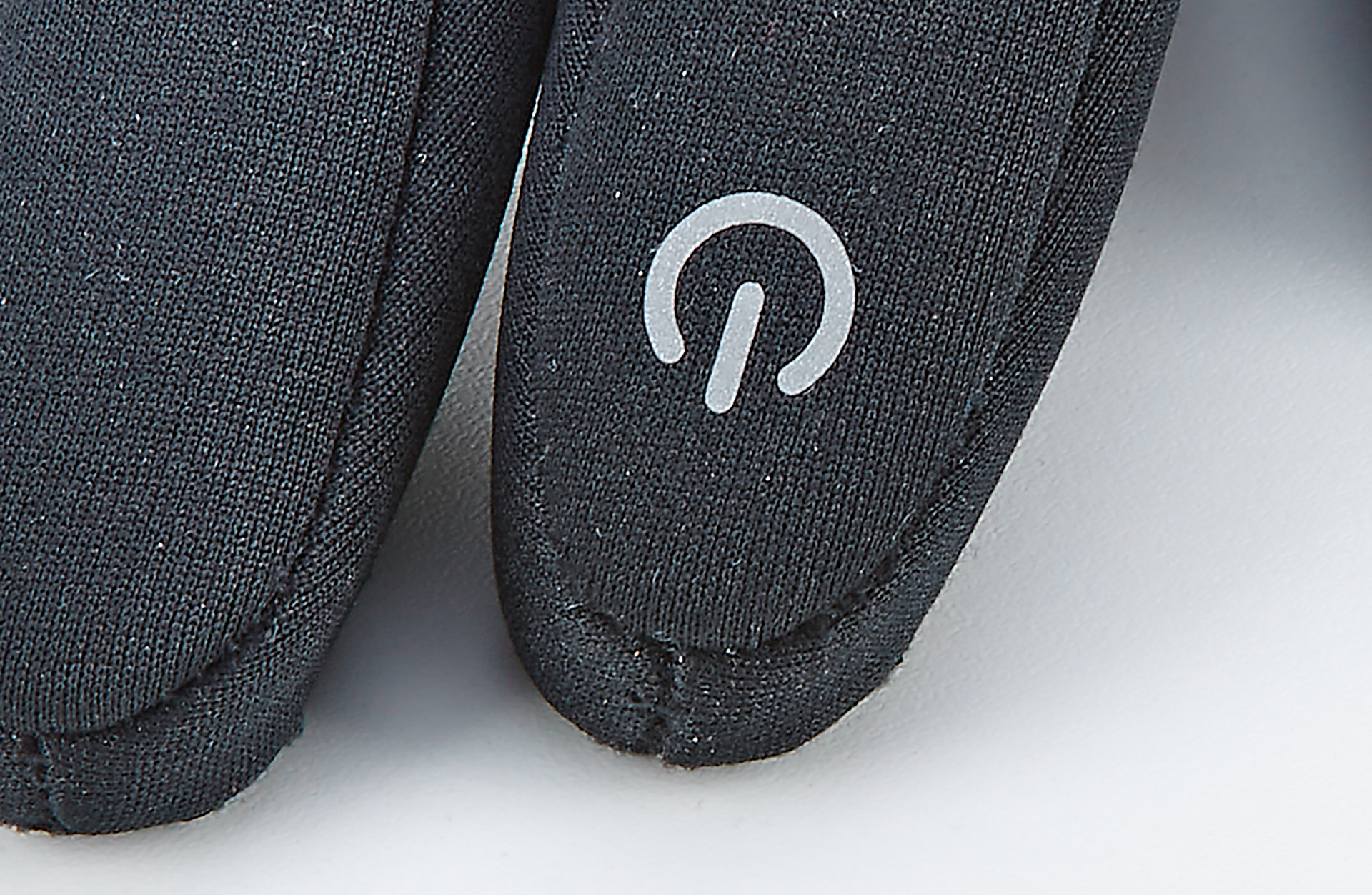 Schwarze Handschuhe mit einem weißen Ein-/Aus-Symbol.