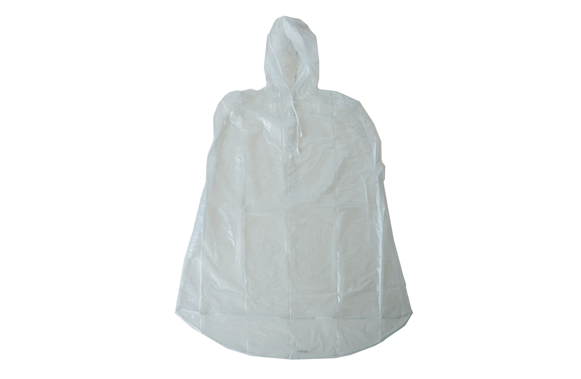 Weißer, transparenter Regenponcho mit Kapuze, flach auf einer weißen Oberfläche ausgebreitet.