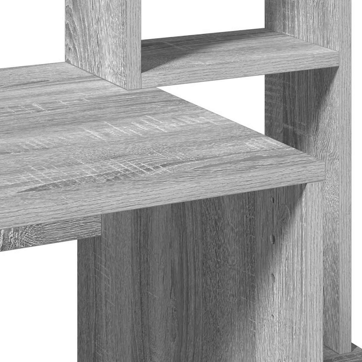 Nahaufnahme eines grauen Holzschreibtischs mit mehrstufigem Design. Die Oberfläche hat eine Holzmaserung.