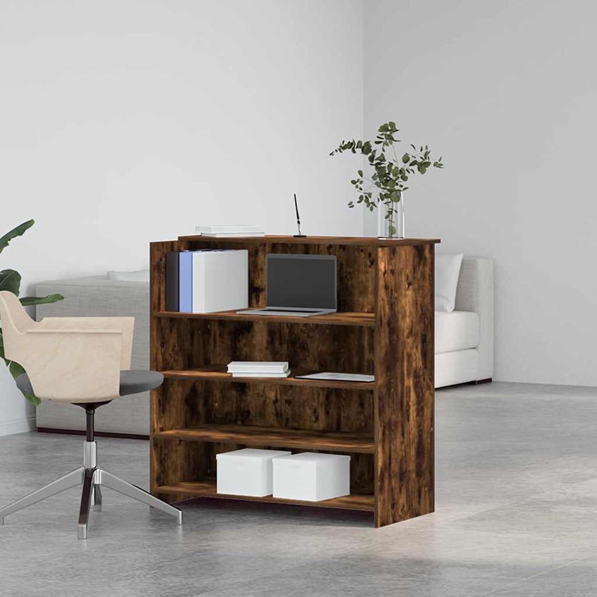 Bücherregal aus Holz mit drei Regalen. Laptop, Bücher und weiße Kisten oben. Innenraum.
