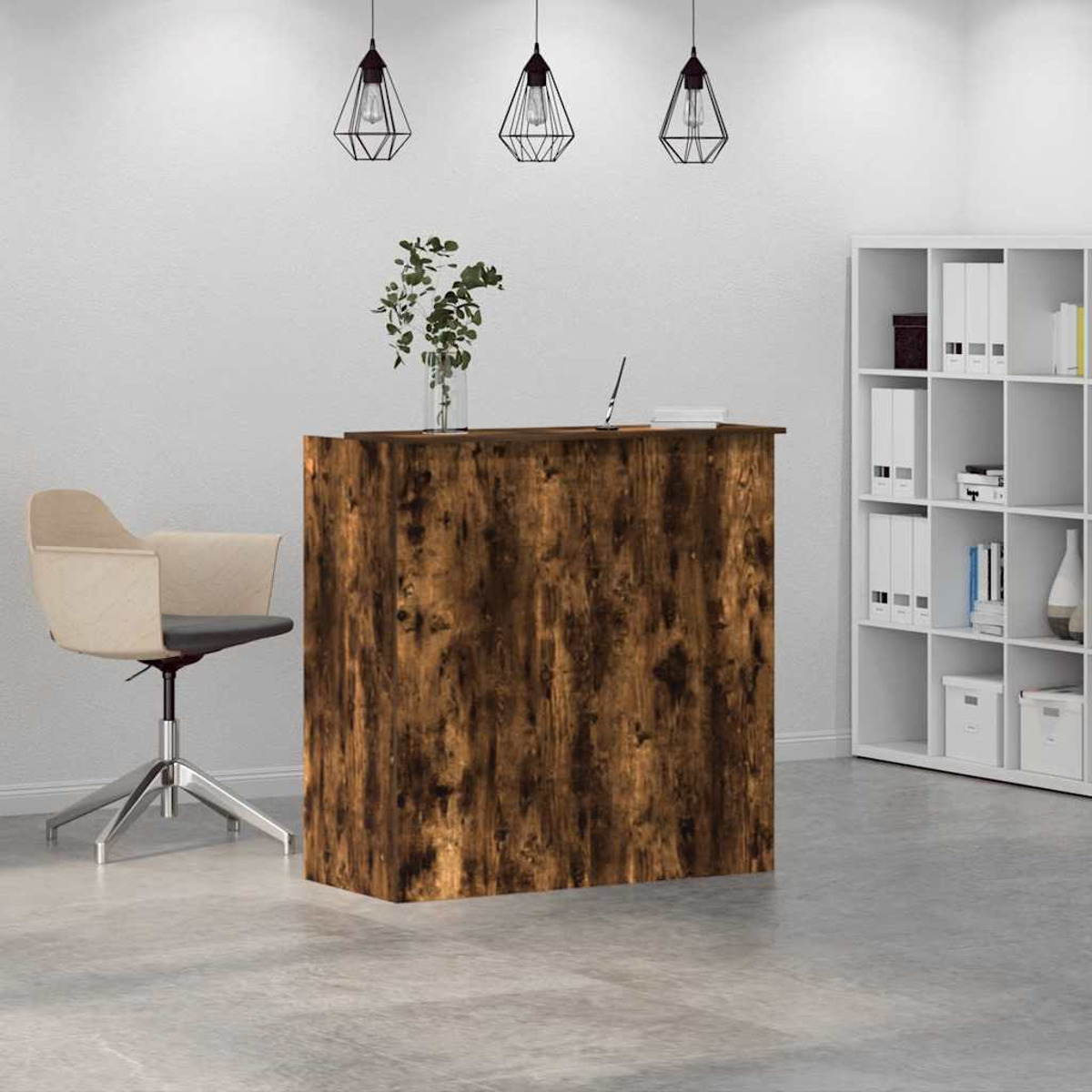 Empfangstresen aus Holz mit Stuhl, einigen Lampen und einem weißen Schrank im Hintergrund.