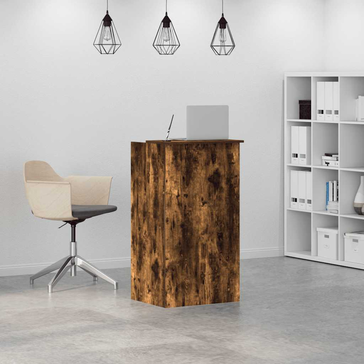 Ein Empfangstresen aus Holz mit Laptop oben drauf und weißem Stuhl im Raum.