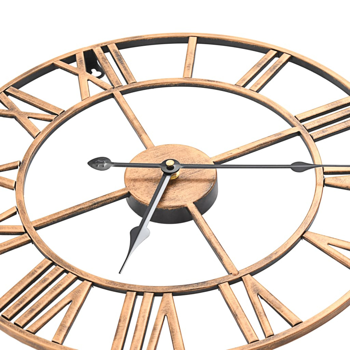 Quadrante dell'orologio color bronzo con numeri romani. Le lancette nere indicano circa le 6:30.