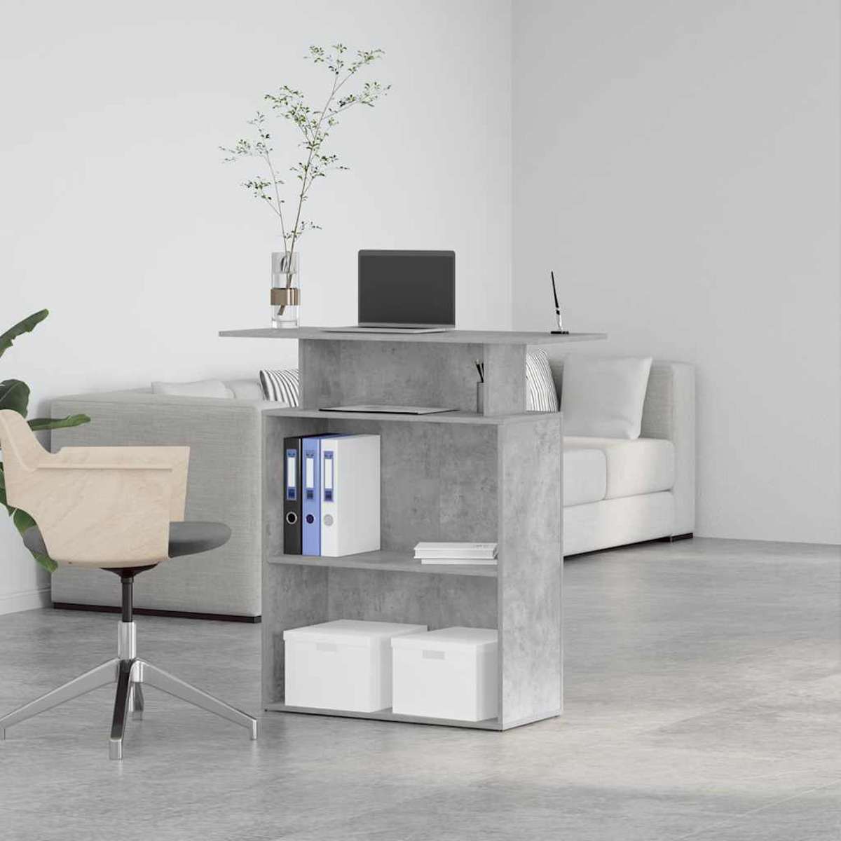 Ein grauer Bürotisch mit Laptop, Pflanzen und Dokumenten, sowie einem Stuhl und einem Sofa.