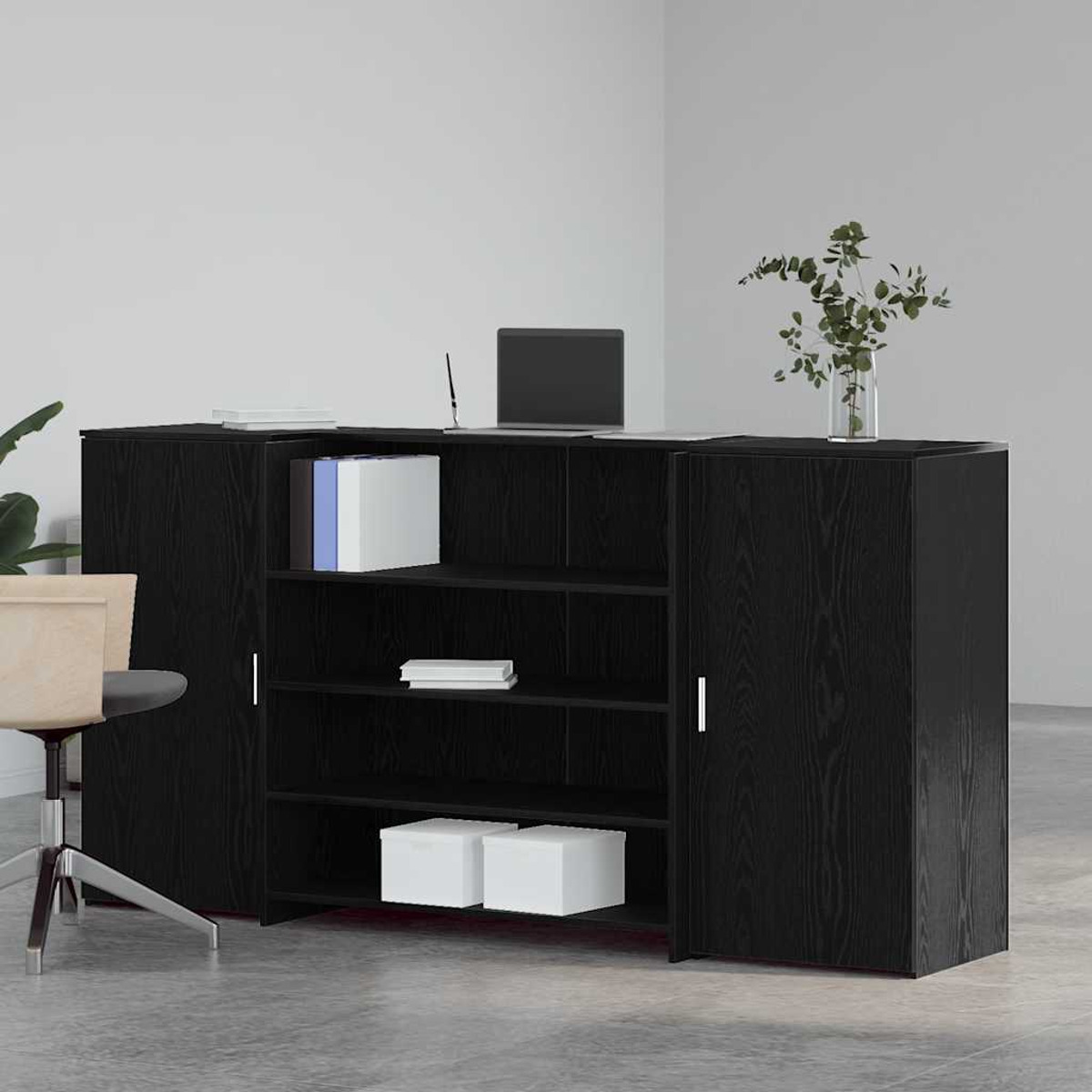 Schwarzer Schrank mit offenen Regalen und Türen. Weißer Hintergrund.
