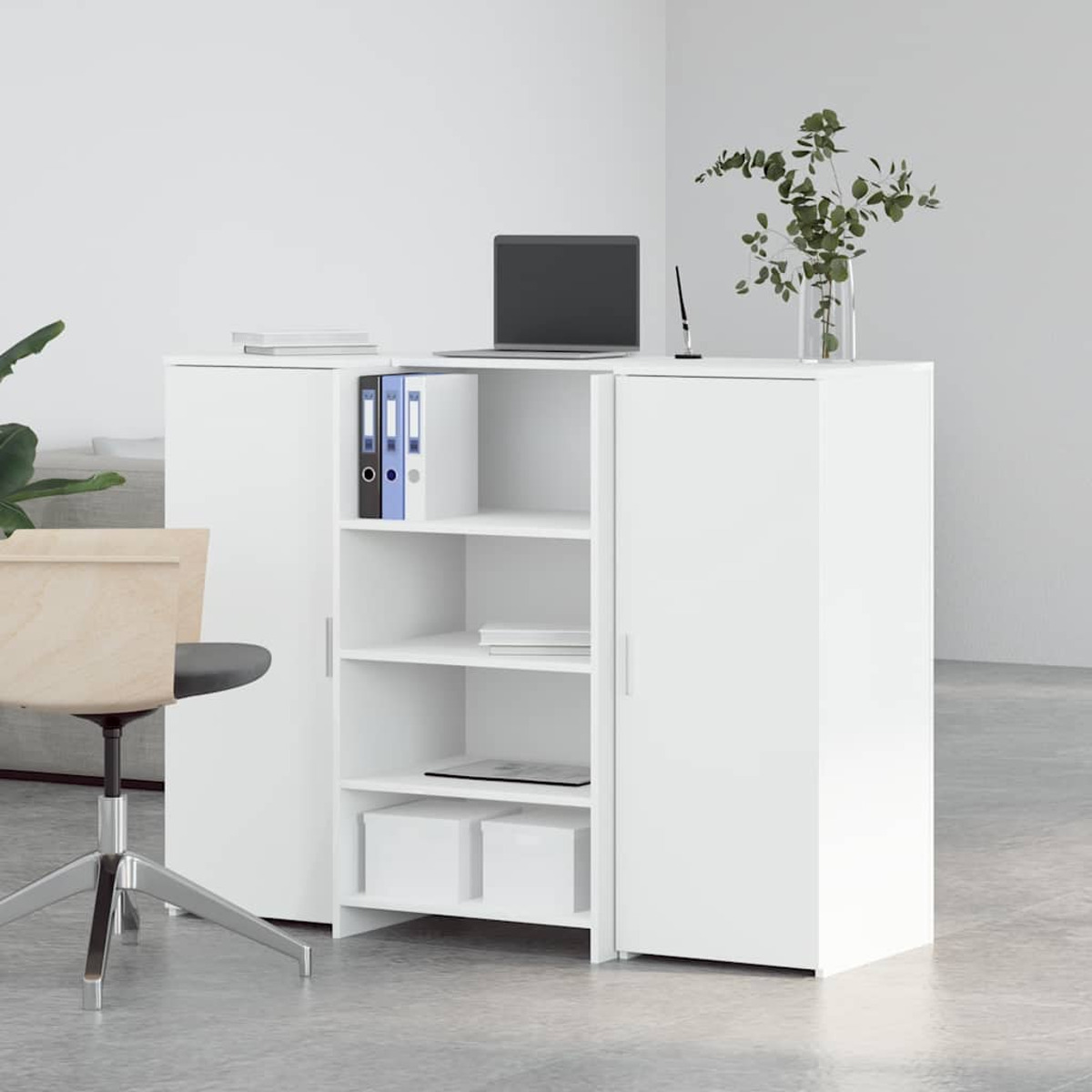 Ein weißer Schrank mit offenen Regalen und Türen. Ein Laptop, Ordner und Pflanzen sind sichtbar.