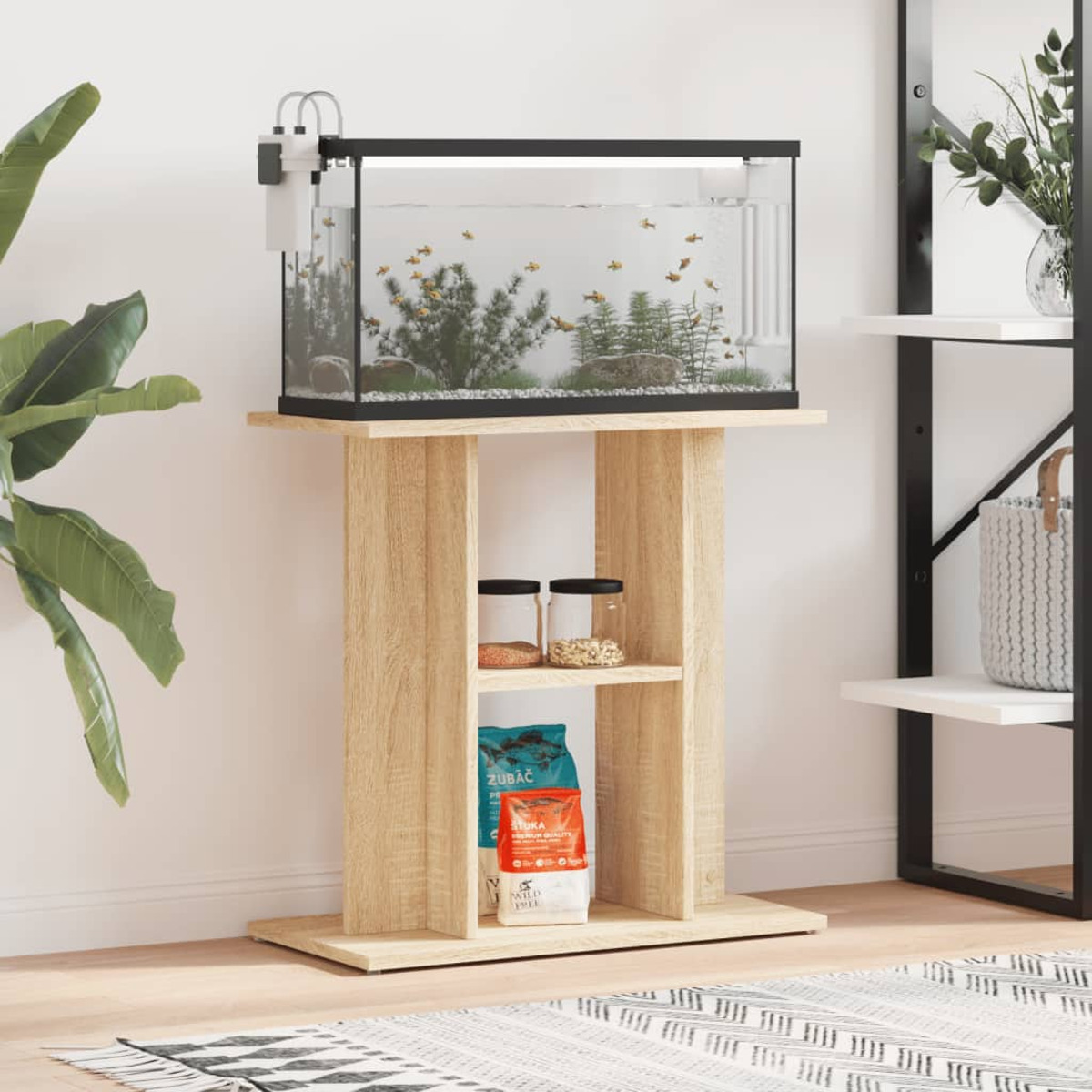 Ein Aquarium auf einem Holzständer mit Regalen. Das Becken hat Fische und Pflanzen.