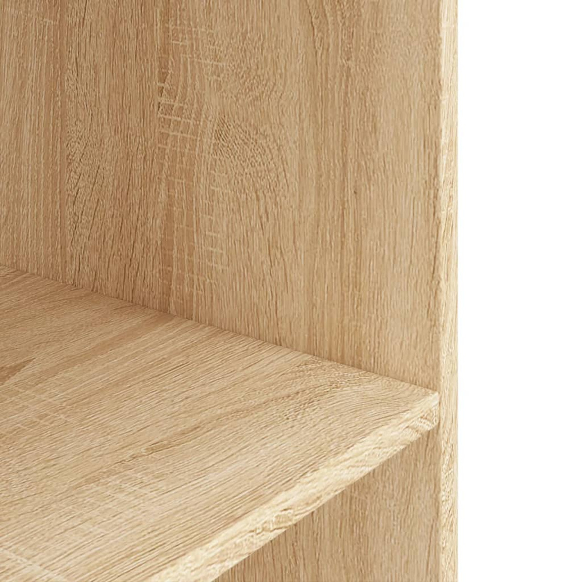 Nahaufnahme eines Holzregals. Die Holzmaserung ist sichtbar.
