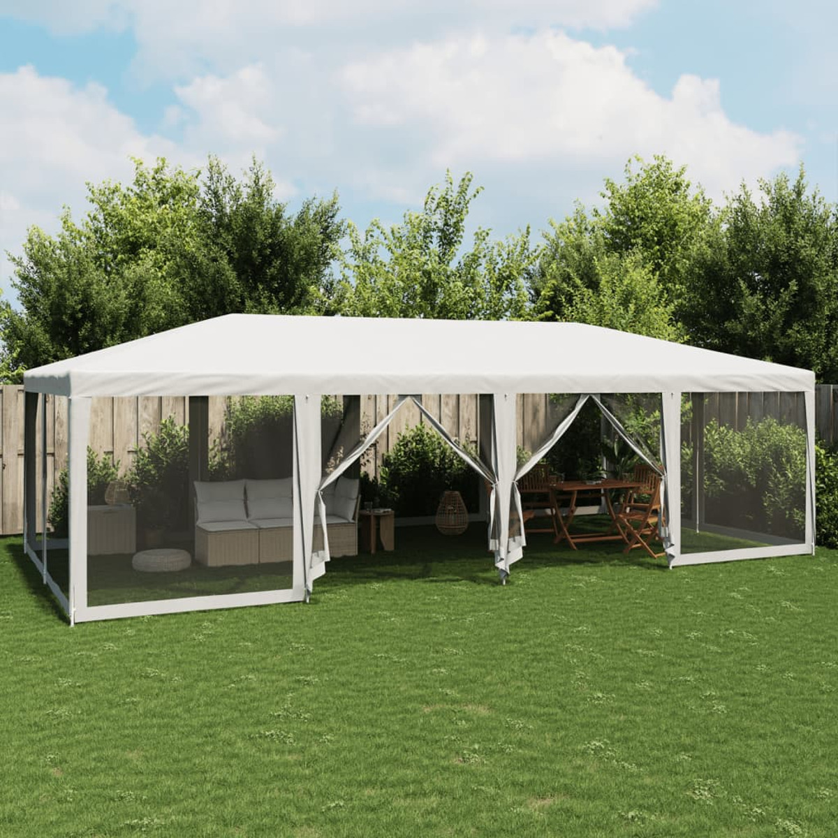 Gazebo bianco con lati in rete, su erba verde. Alberi sullo sfondo. Cielo nuvoloso.