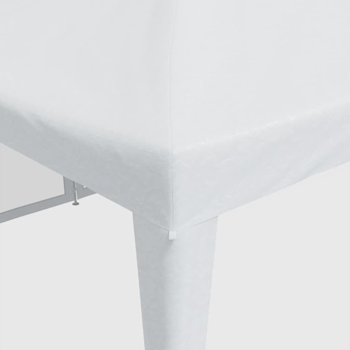 Un angolo di tenda bianca è mostrato su sfondo bianco.