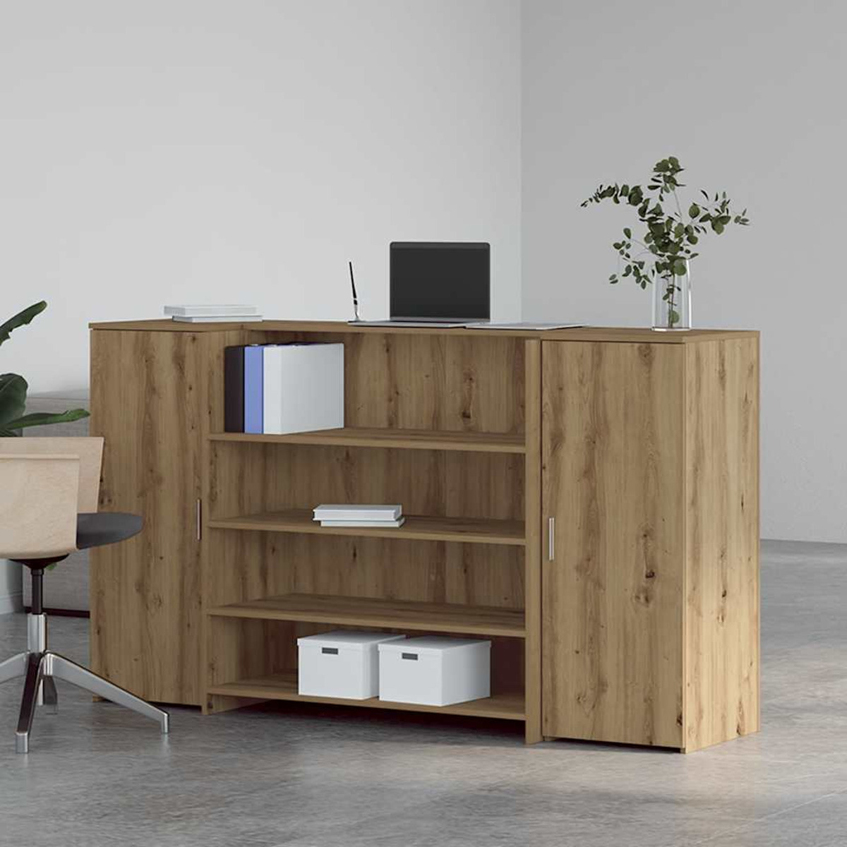 Holzschrank mit Regalen und Türen. Laptop und Deko oben. Grauer Boden im Hintergrund.