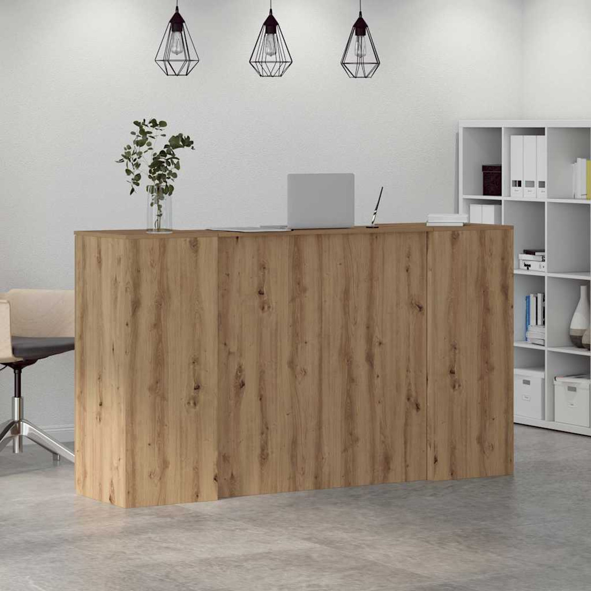 Empfangstresen mit Holzfront, Laptop und weißem Hintergrund.