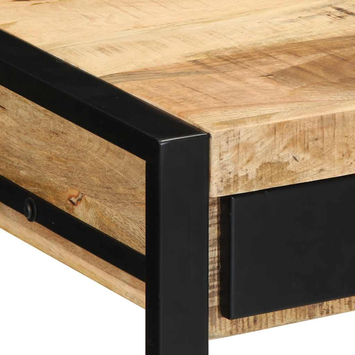 Nahaufnahme eines Holztisches mit schwarzem Metallrahmen. Das Holz hat sichtbare Maserung und eine Schublade.