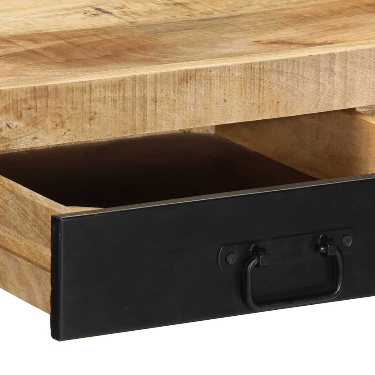 Ein Holztisch mit einer herausgezogenen schwarzen Schublade. Der Schubladengriff ist ebenfalls schwarz.