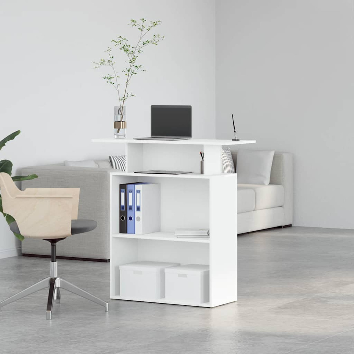 Weißer Schreibtisch mit Büchern, einem Laptop und einer Vase mit Pflanzen. Hintergrund: Sofa und Stuhl.