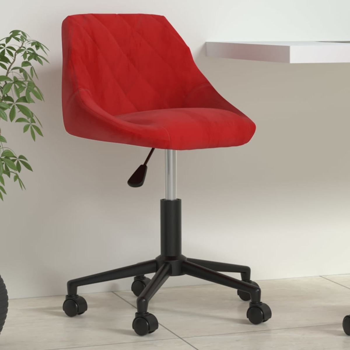 Ein roter Bürostuhl mit schwarzen Rollen und einem schwarzen Untergestell.