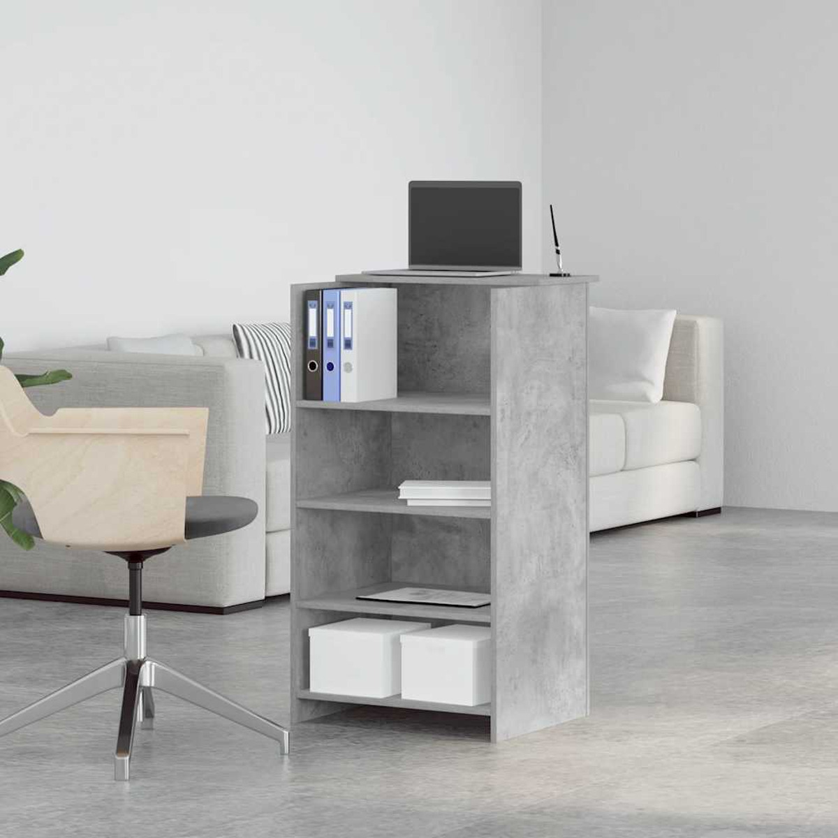 Graues Regal mit vier Regalen, Laptop, Büchern und Boxen, vor einer weißen Wand.