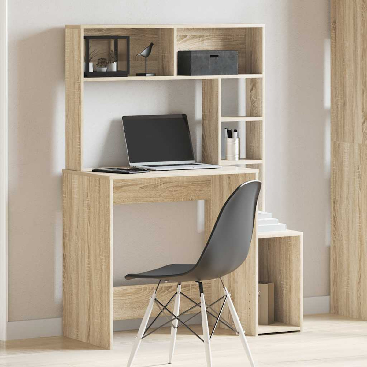 Holzschreibtisch mit Aufsatz, Laptop und Stuhl. Bücher und Dekorationen sind vorhanden.