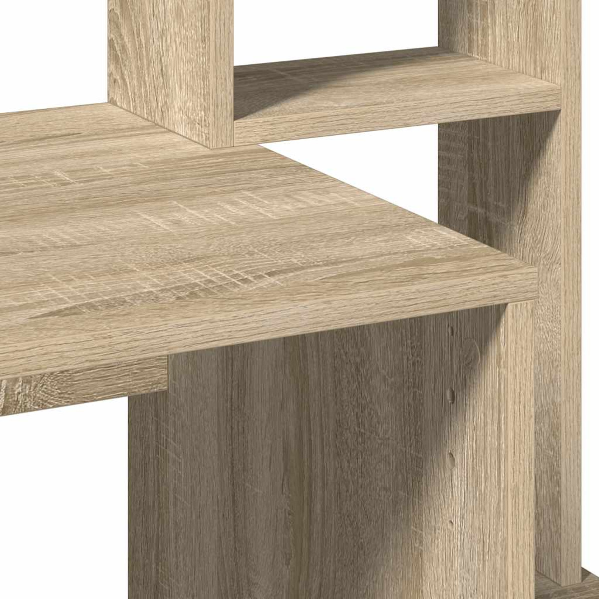 Nahaufnahme eines Holzschreibtisches mit Regalen. Das Holz hat eine hellbraune Farbe und eine strukturierte Oberfläche.