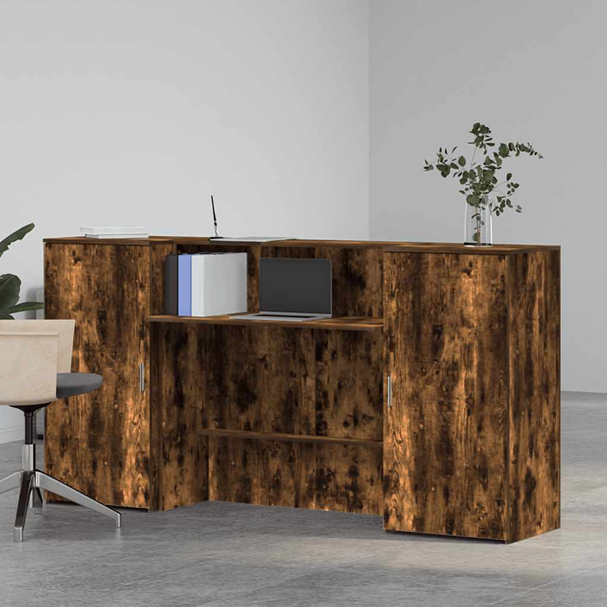 Holzempfangstresen mit Laptop, Büchern und einer Vase.