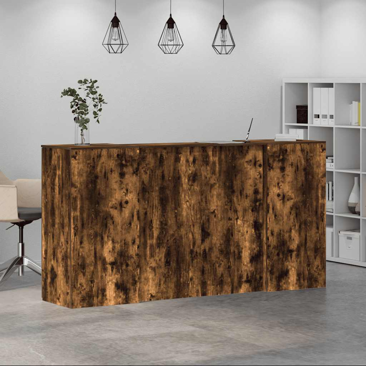Ein brauner Empfangstresen aus Holz mit Laptop und Pflanzen, darüber Hängelampen. Ein Stuhl und Regale sind an der Seite.