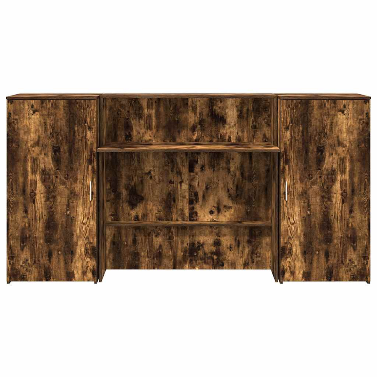 Holzschreibtisch mit Regalen, Schubladen und Gegenständen. Weißer Hintergrund.