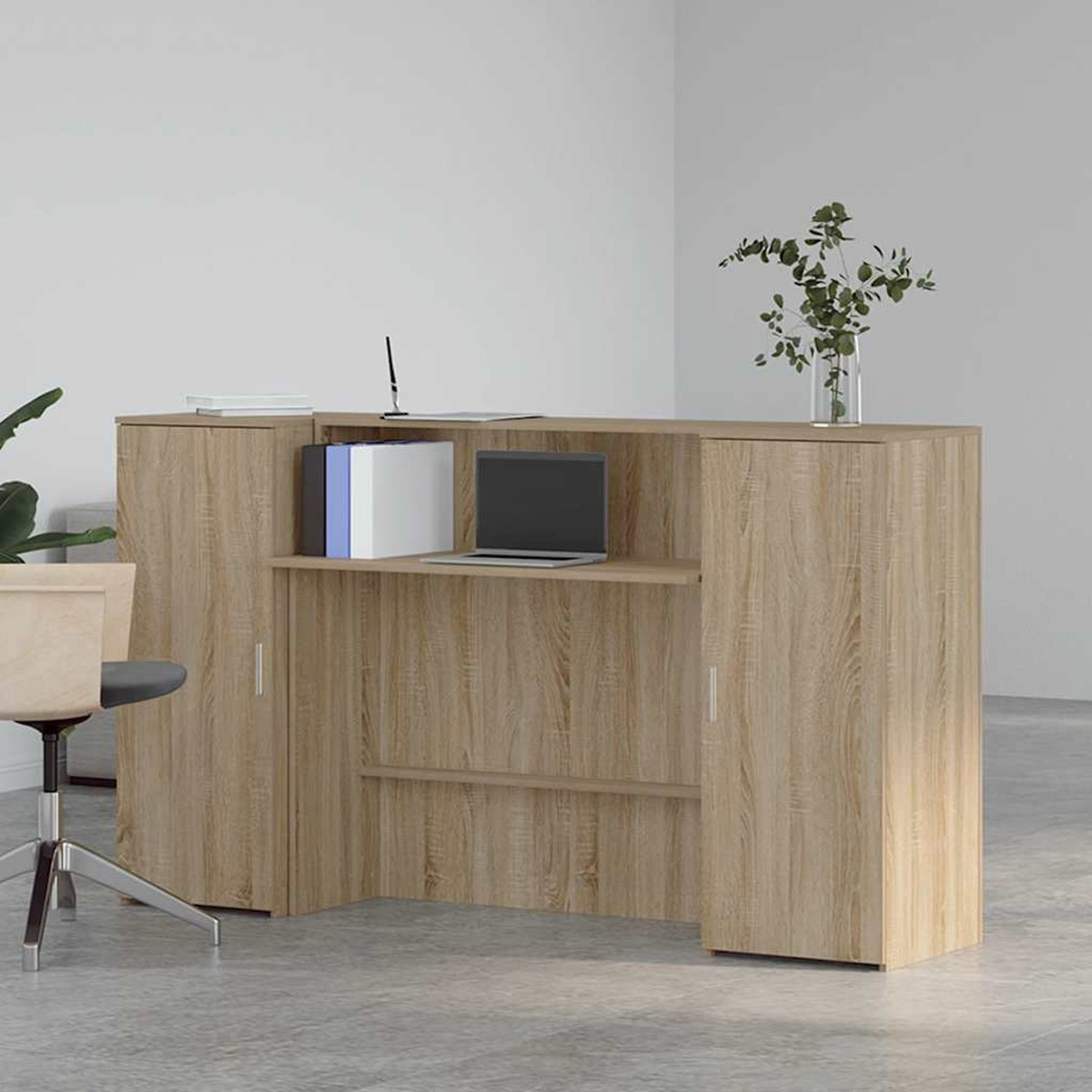Ein Empfangstresen aus Holz mit Laptop, Büchern und einer Vase mit Pflanzen, in einem Raum.