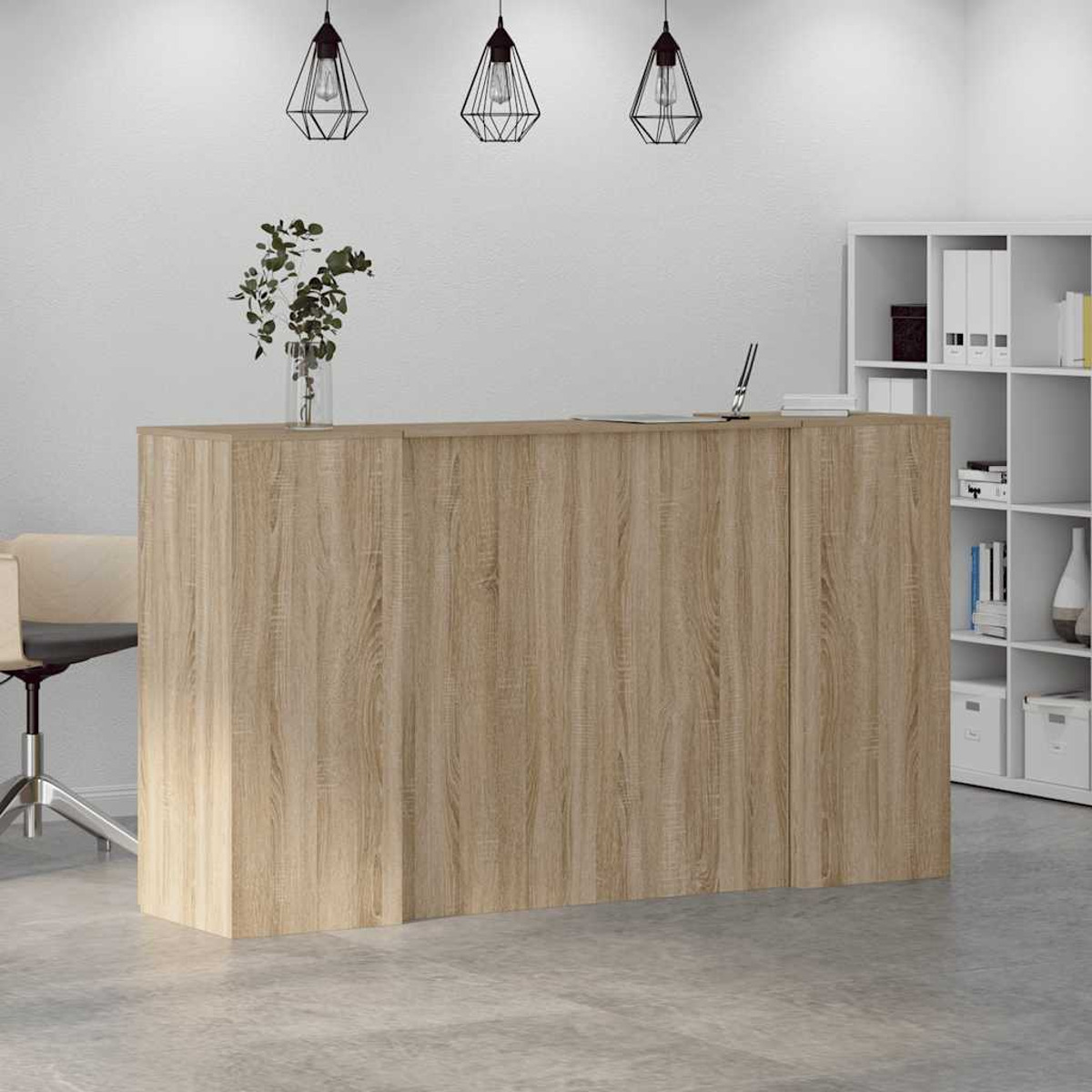 Holz-Rezeption mit Laptop, Vase und Regalen im Hintergrund.