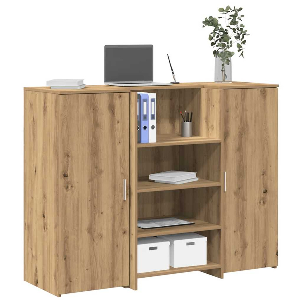 Ein Holzschreibtisch mit einem Laptop und einer Vase mit Pflanzen. Es gibt Regale und Schränke.