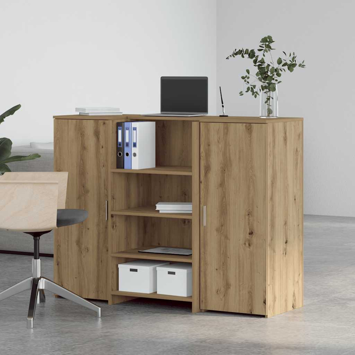 Holzschrank mit offenen Türen und Regalen. Laptop und Gegenstände oben. Weißer Hintergrund.