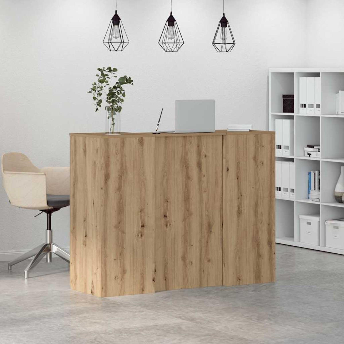 Ein hölzerner Empfangstresen mit Laptop und Stuhl in einem Büro.