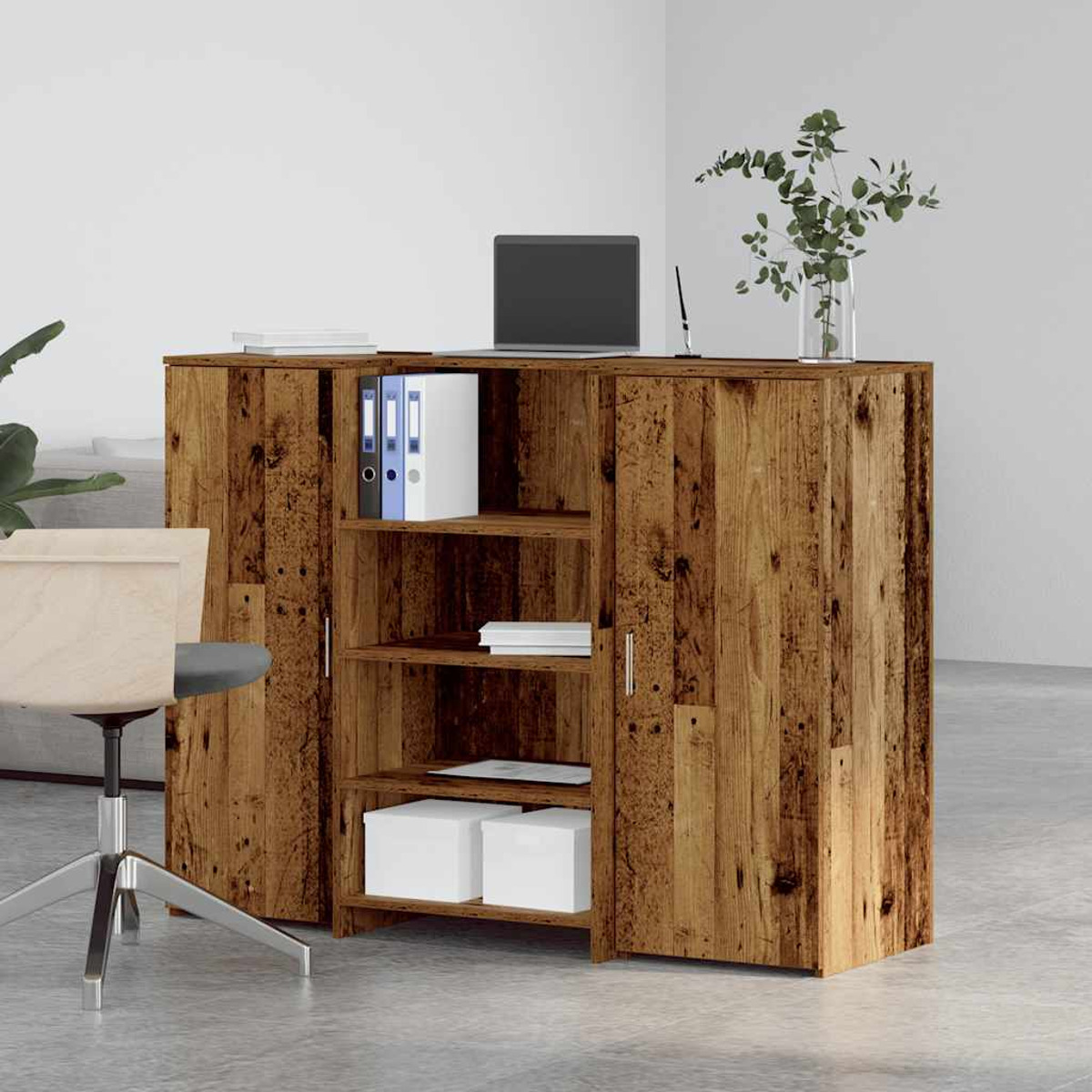 Holzschrank mit offenen Regalen, geschlossenen Türen, einem Laptop und einer Vase mit Grün.