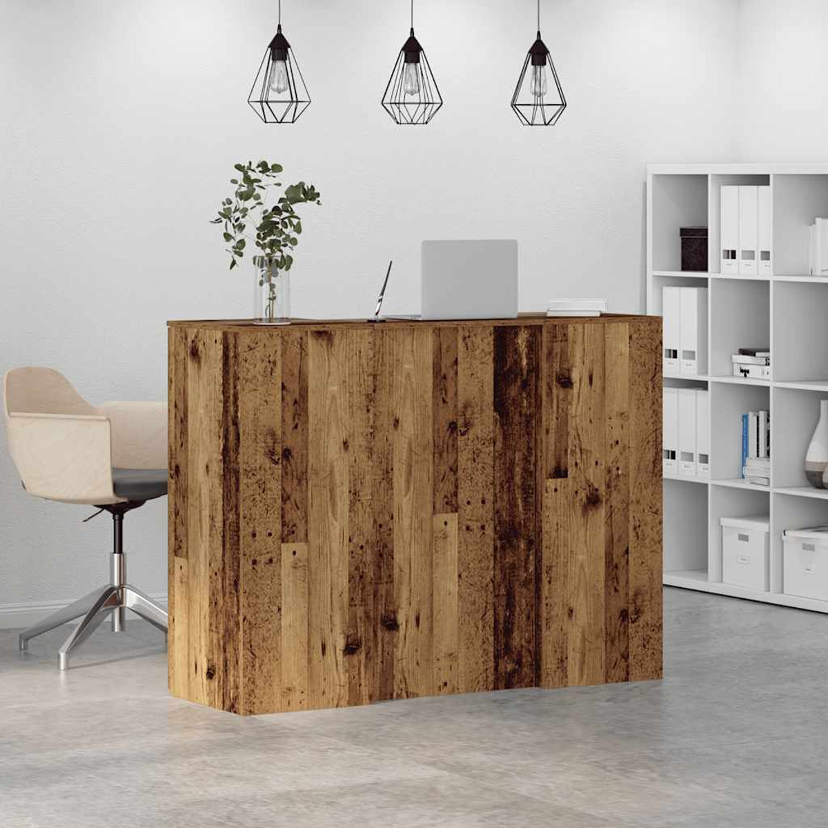 Empfangstresen aus Holz mit Laptop, Vase und Stuhl in einem weißen Raum.