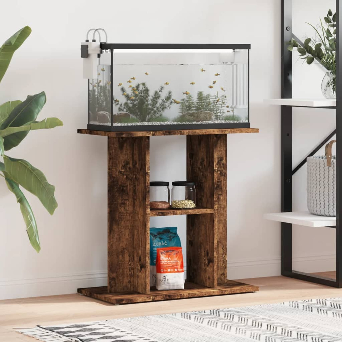 Aquarium auf Holzständer. Enthält Wasser, Fische, Pflanzen. Zwei Gläser und Futterbeutel auf dem Regal.