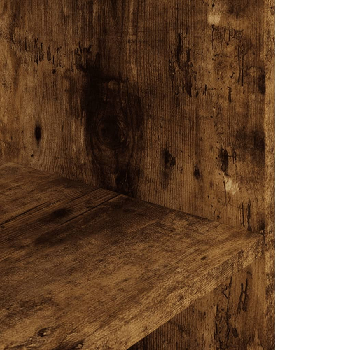 Nahaufnahme der Holzmaserung, die ein Regal und die Oberfläche zeigt.