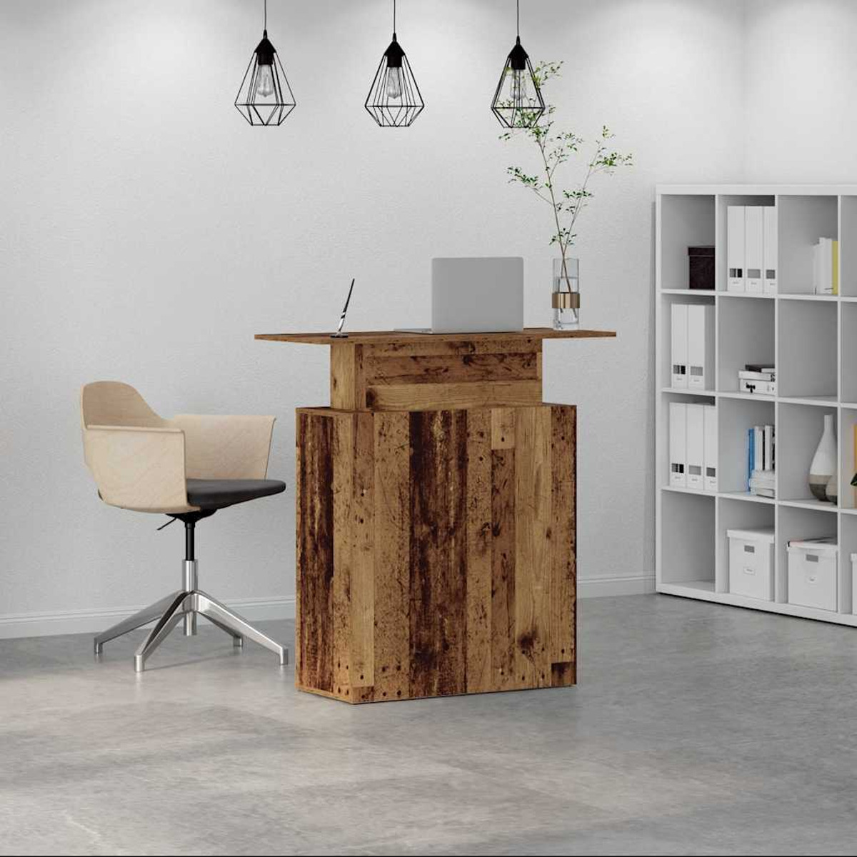 Ein Empfangstresen aus Holz mit Laptop, Pflanzen und Hängelampen in einem modernen Büro.
