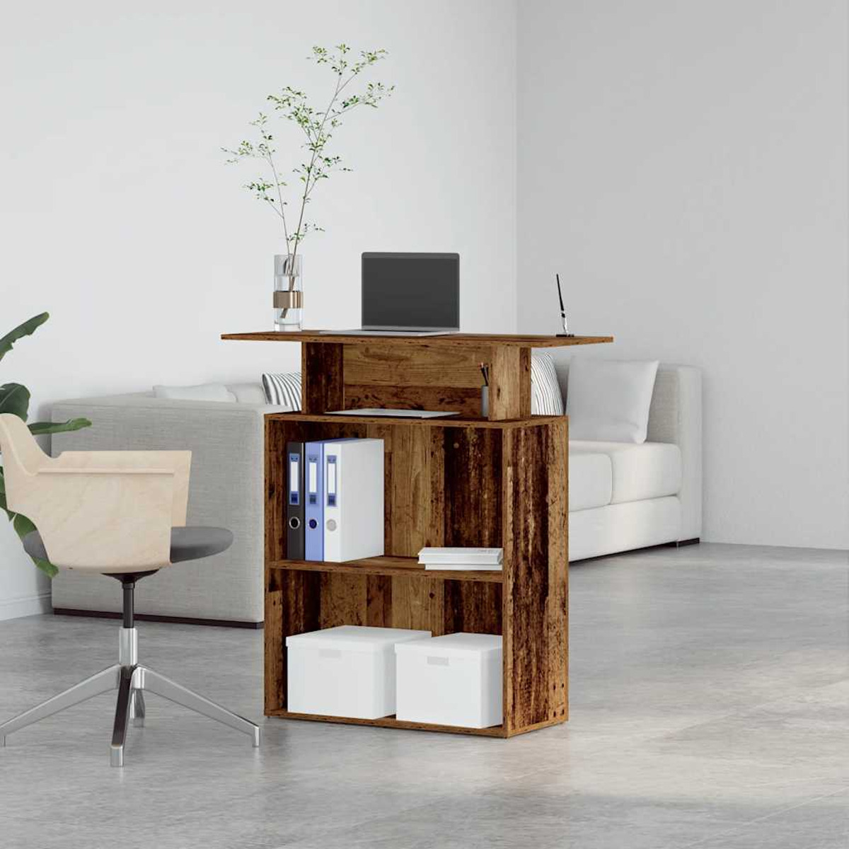 Holzschreibtisch mit Laptop, Vasen und Büromaterial. Weißes Sofa und Stuhl sichtbar.