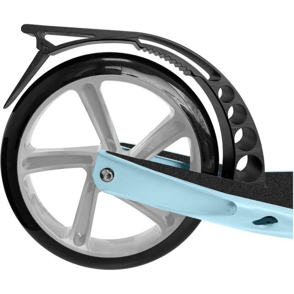 Nahaufnahme eines Roller-Rads. Schwarzer Reifen, hellblauer Rahmen und schwarzer Kotflügel.