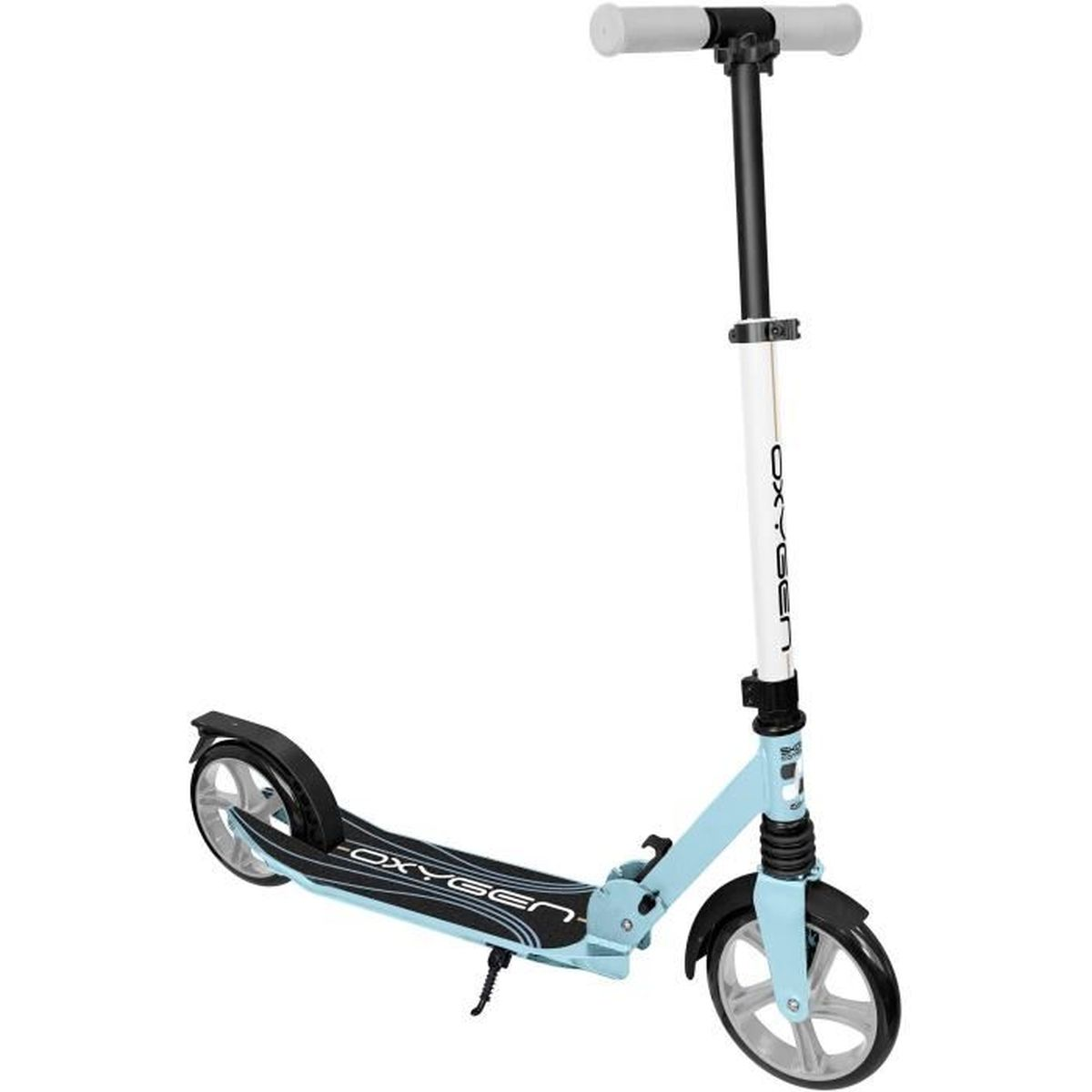 Hellblauer Roller mit schwarzen Akzenten und weißem Griff, vor weißem Hintergrund.