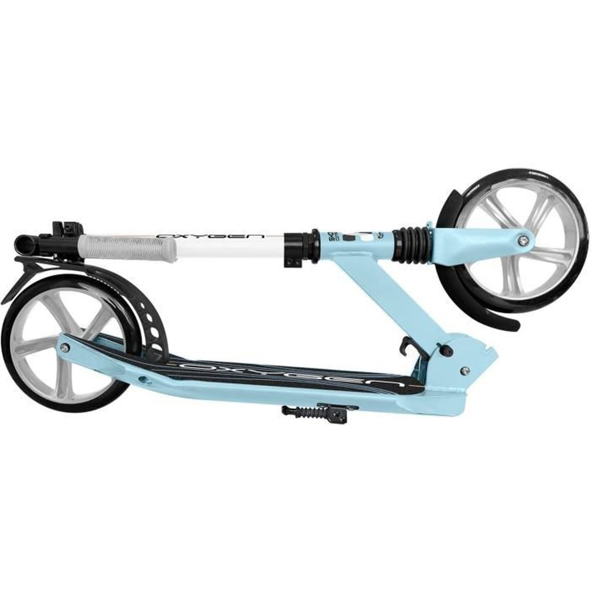 Ein blauer Roller mit weißen Rädern. Er ist zusammengeklappt und steht auf einer weißen Oberfläche.