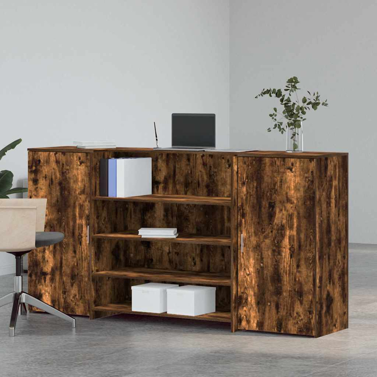 Büroschrank aus Holz mit offenen Regalen und Türen. Ein Laptop steht oben.