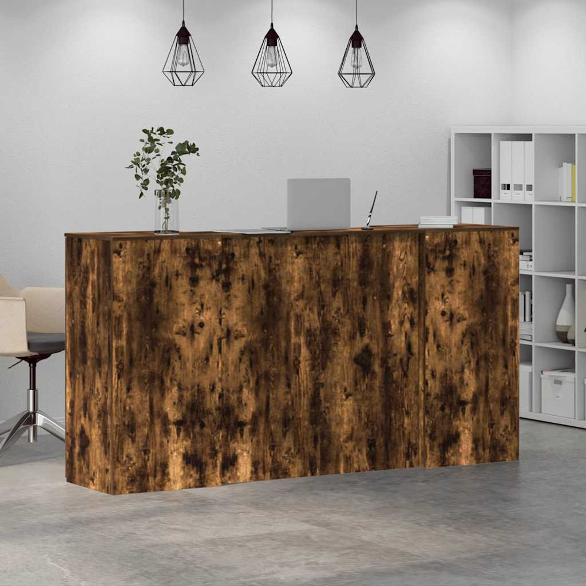 Empfangstresen aus Holz. Es hat eine dunkle Holzmaserung. Drei Hängelampen darüber. Weißer Wandhintergrund.