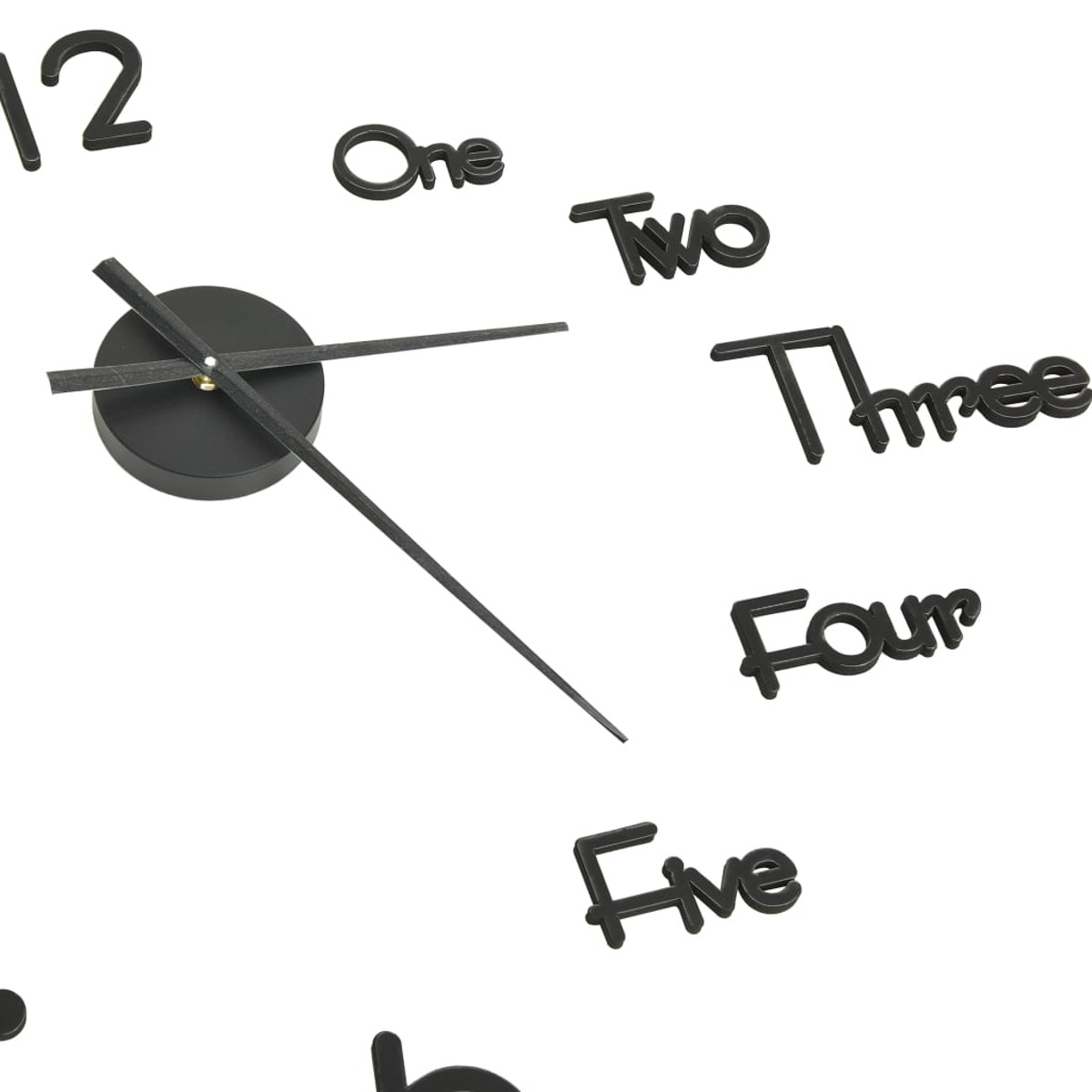 Eine schwarze Uhr, die die Zeit mit den Worten für die Zahlen anzeigt.