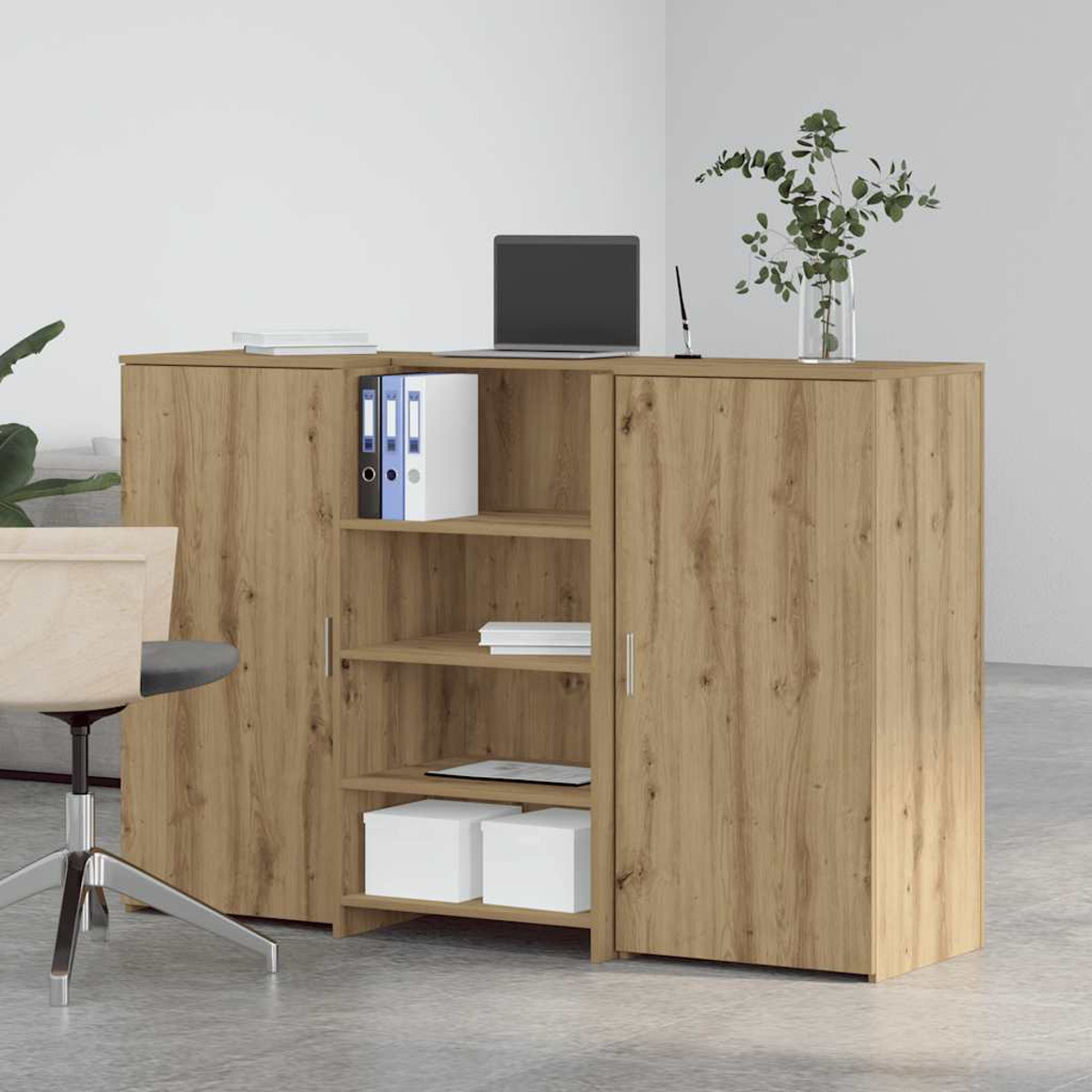 Holzschrank mit offenen Regalen und Türen. Ein Laptop, Papier und eine Vase sind oben drauf.
