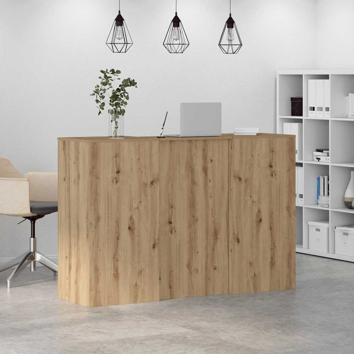 Holz-Rezeptionstisch mit heller Holzmaserung. Auf der Oberseite befinden sich ein Laptop und Dekoration.