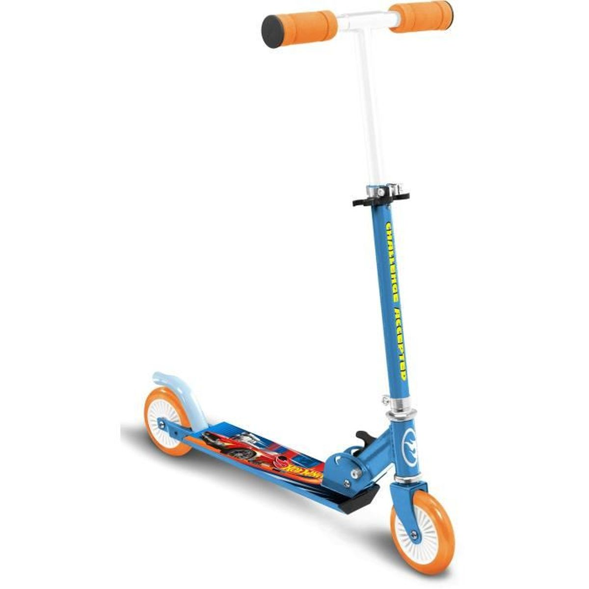 Monopattino blu con ruote e manubrio arancioni.  Grafica Hot Wheels sul ponte.