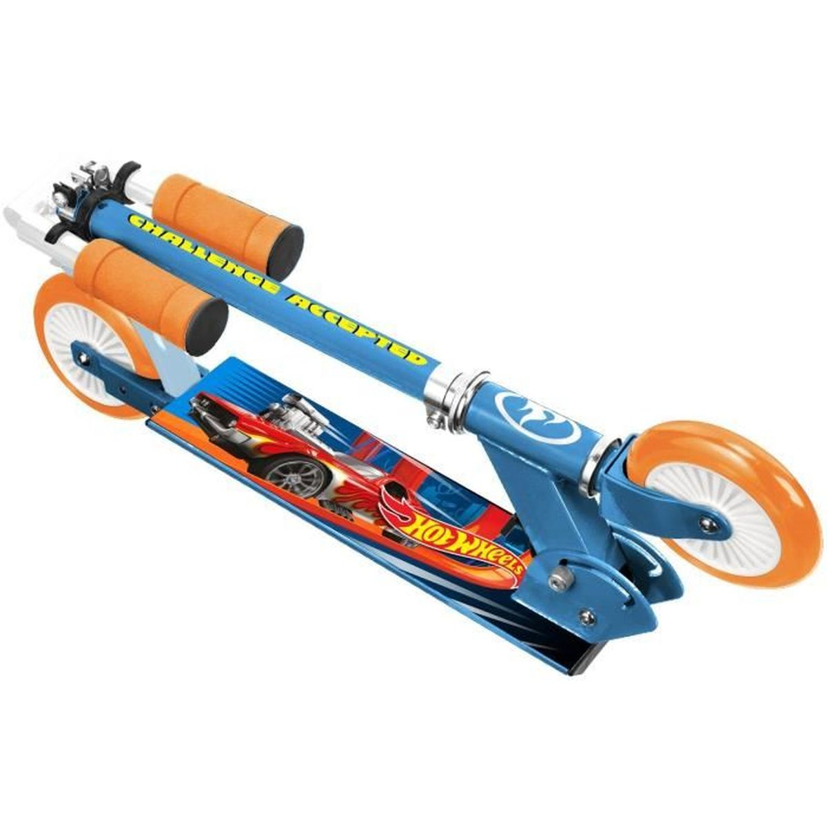 Un monopattino Hot Wheels blu, piegato, con ruote e manubrio arancioni.