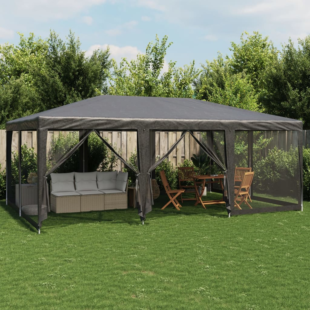 Un gazebo nero da esterno con tetto grigio, con mobili all'interno ed erba intorno.